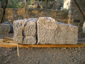 The interior block of the ship outside the museum on Samothrace (photo B. Wescoat)